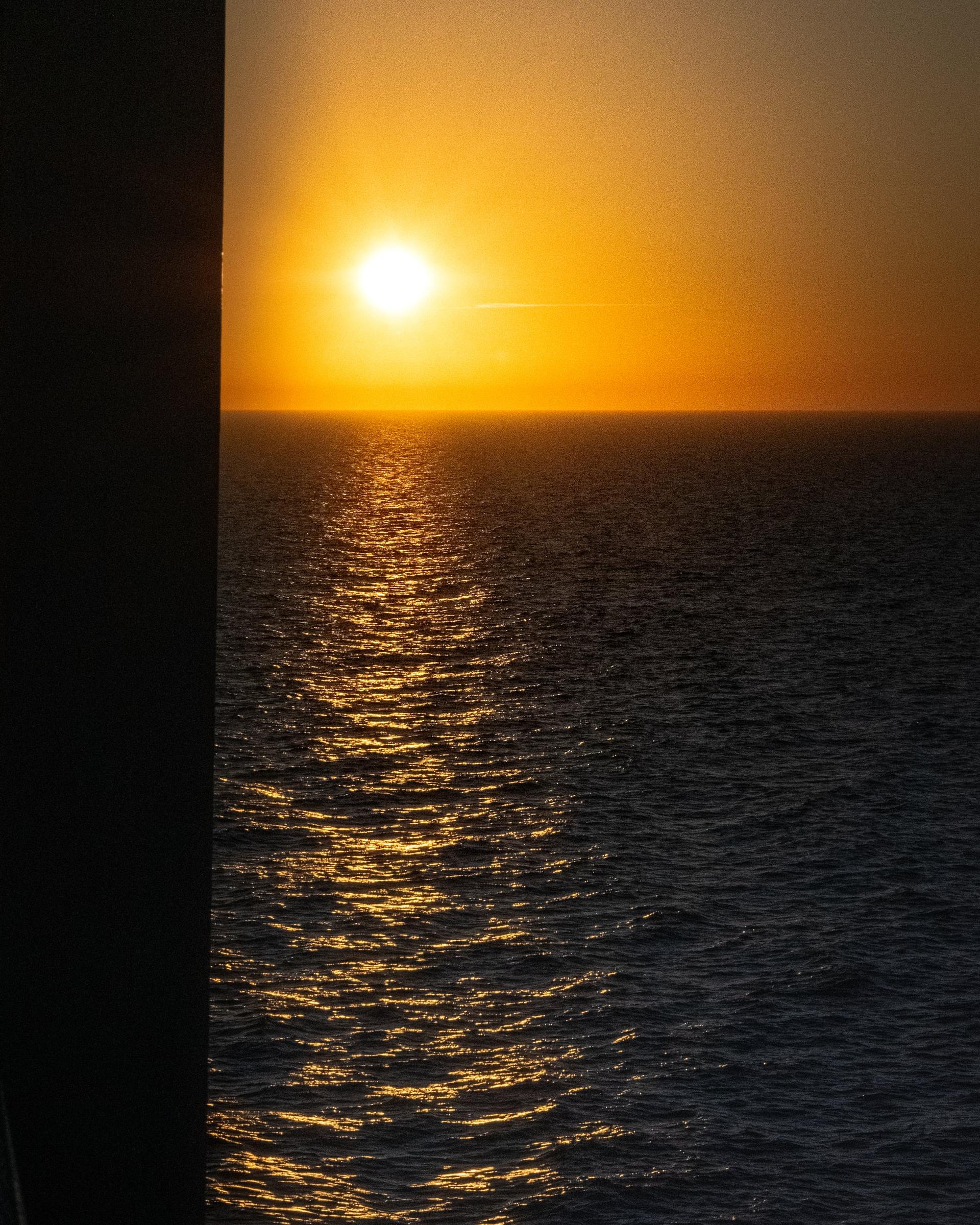 Sonnenuntergang von der Sicht aus eines Schiffes