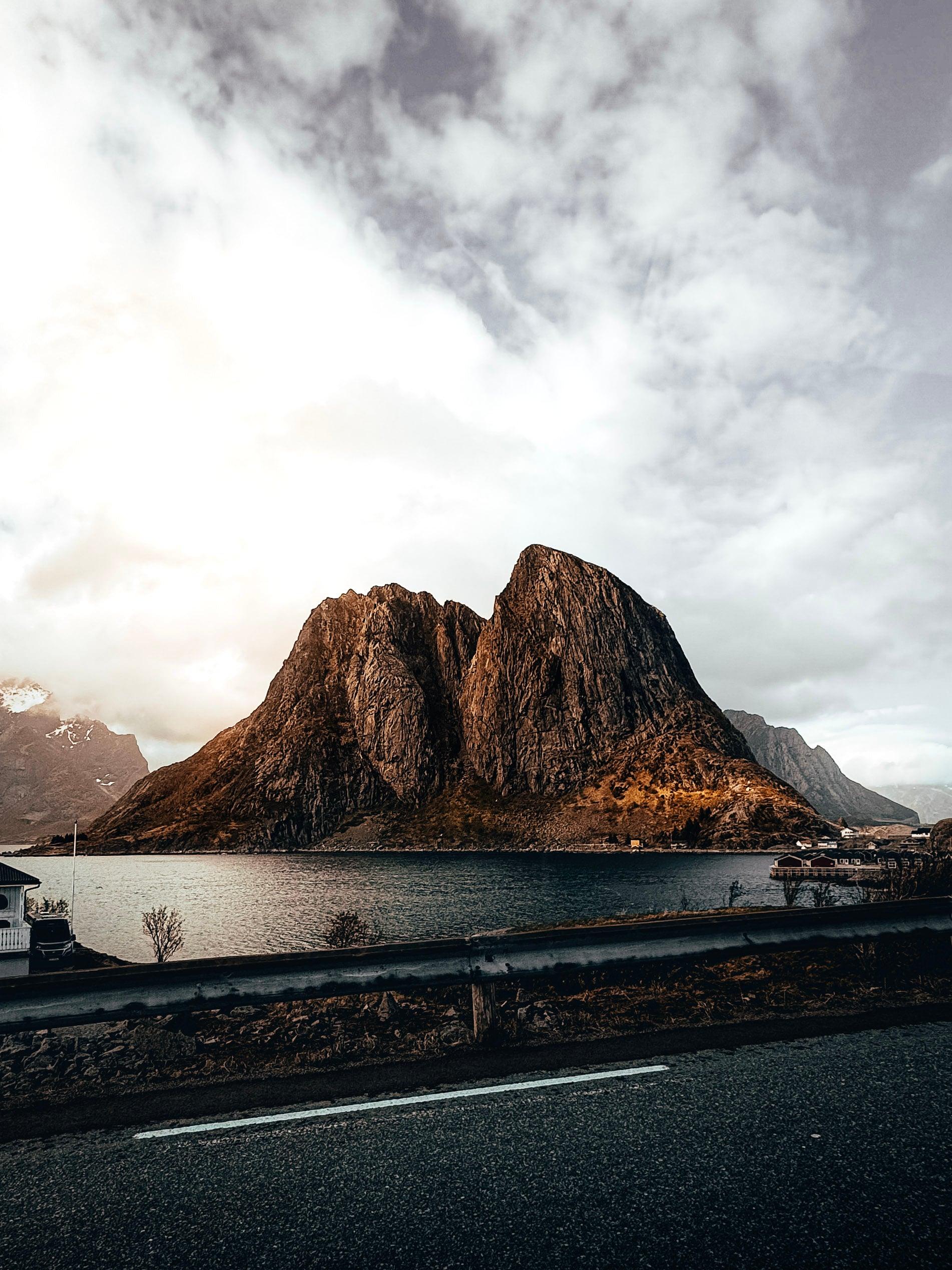 Bergportrait während der Mitternachtsonne auf den Lofoten