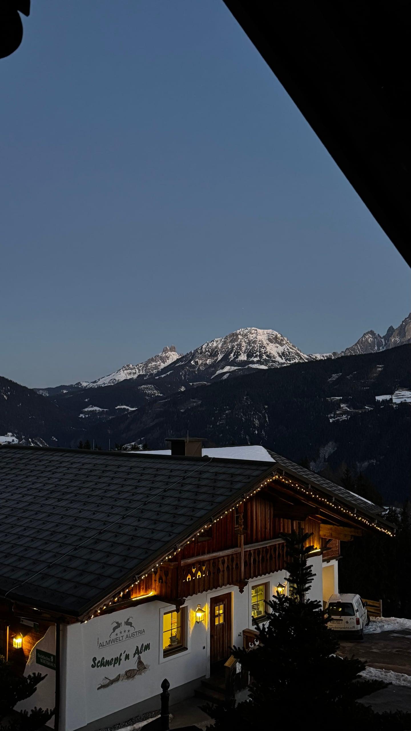 Berge im Hintergrund von Hüttenhäusern in Schladming Österreich