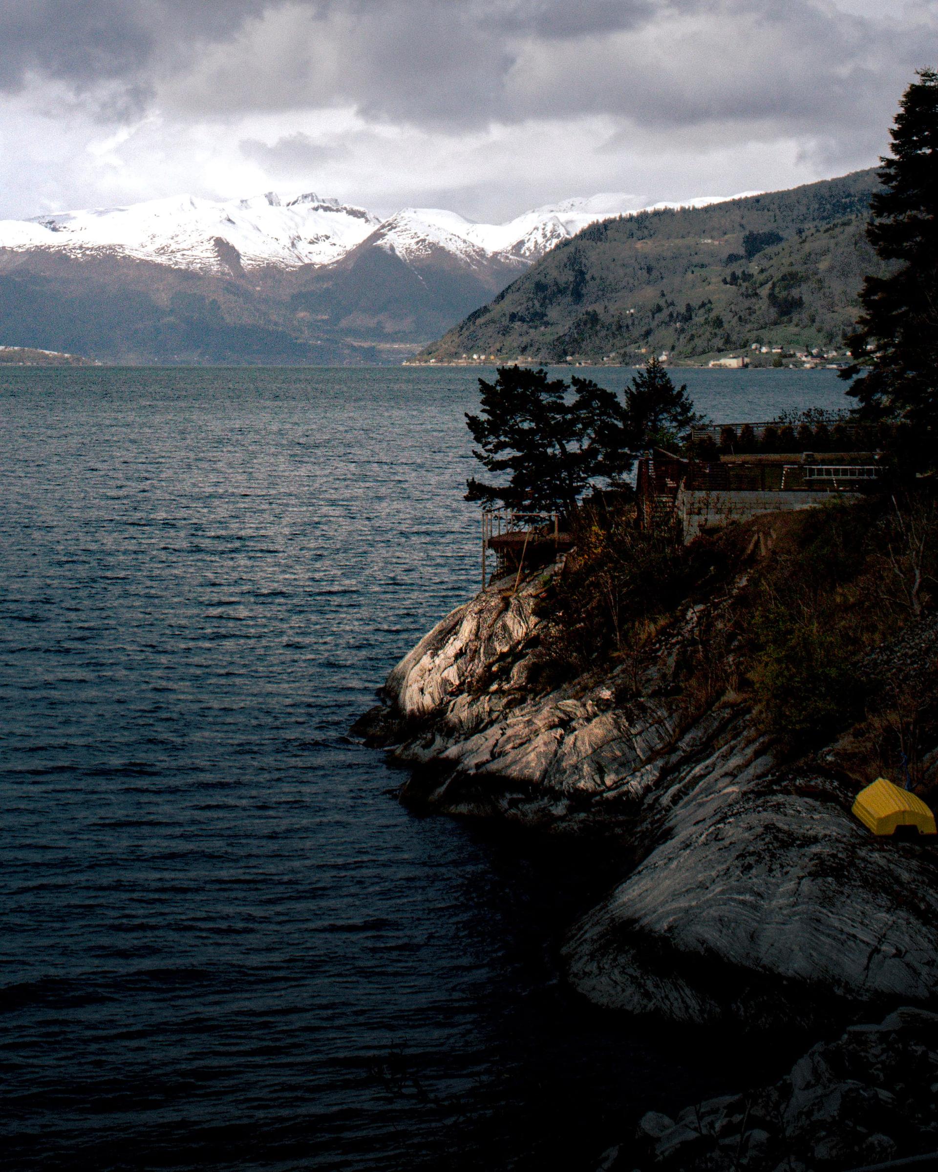 Sognefjord bei Mitternachtssonne mit Schneebedeckten Bergen im Hintergrund