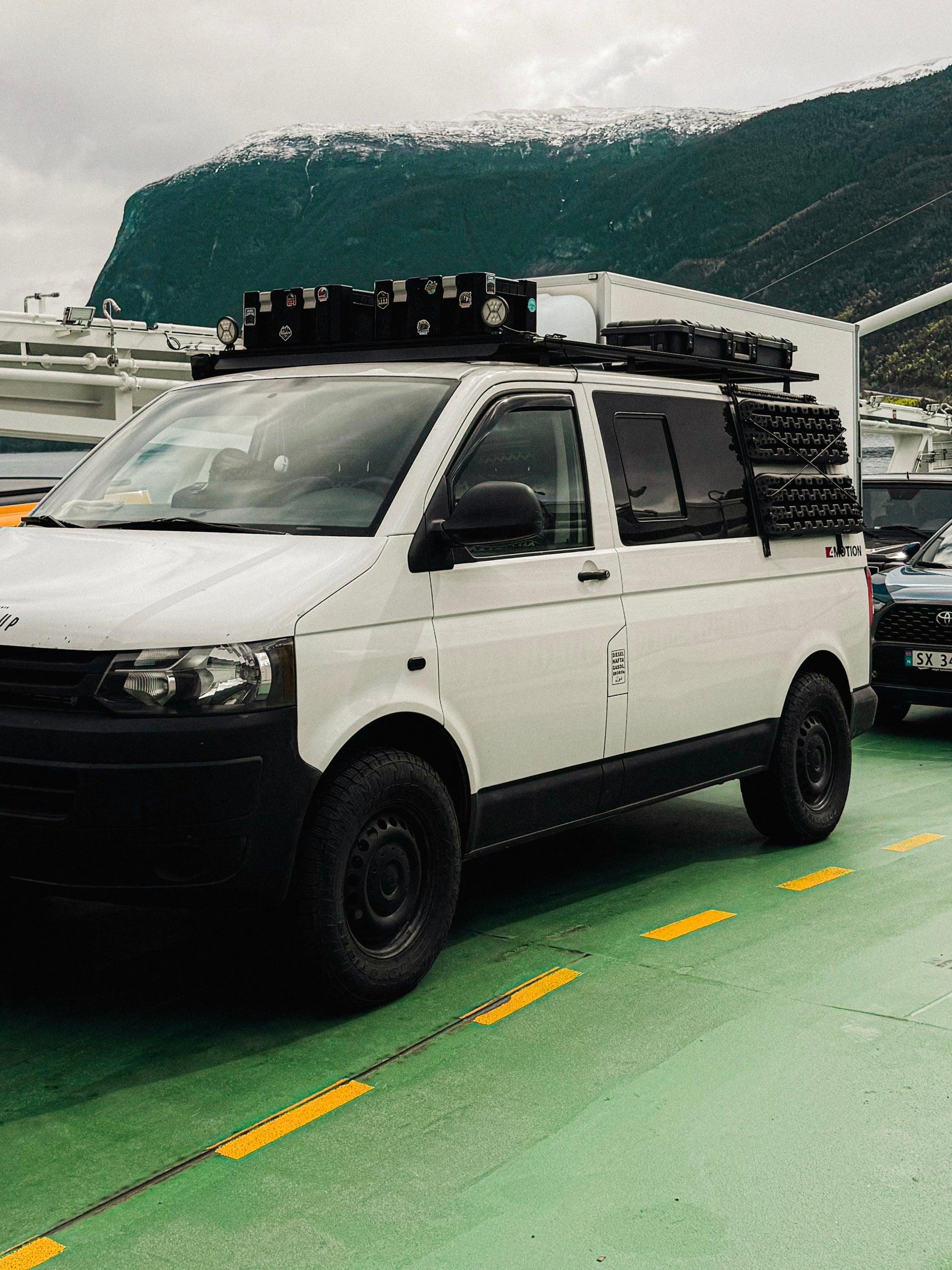 VW T5 Offroad Camper auf einer Fähre in Norwegen