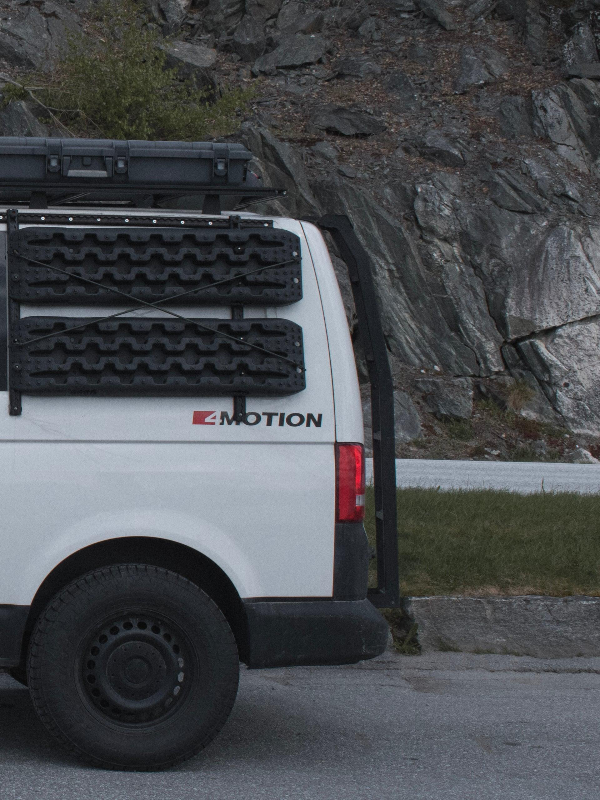 VW T5 Offroad Camper mit Heckleiter und Sandboards