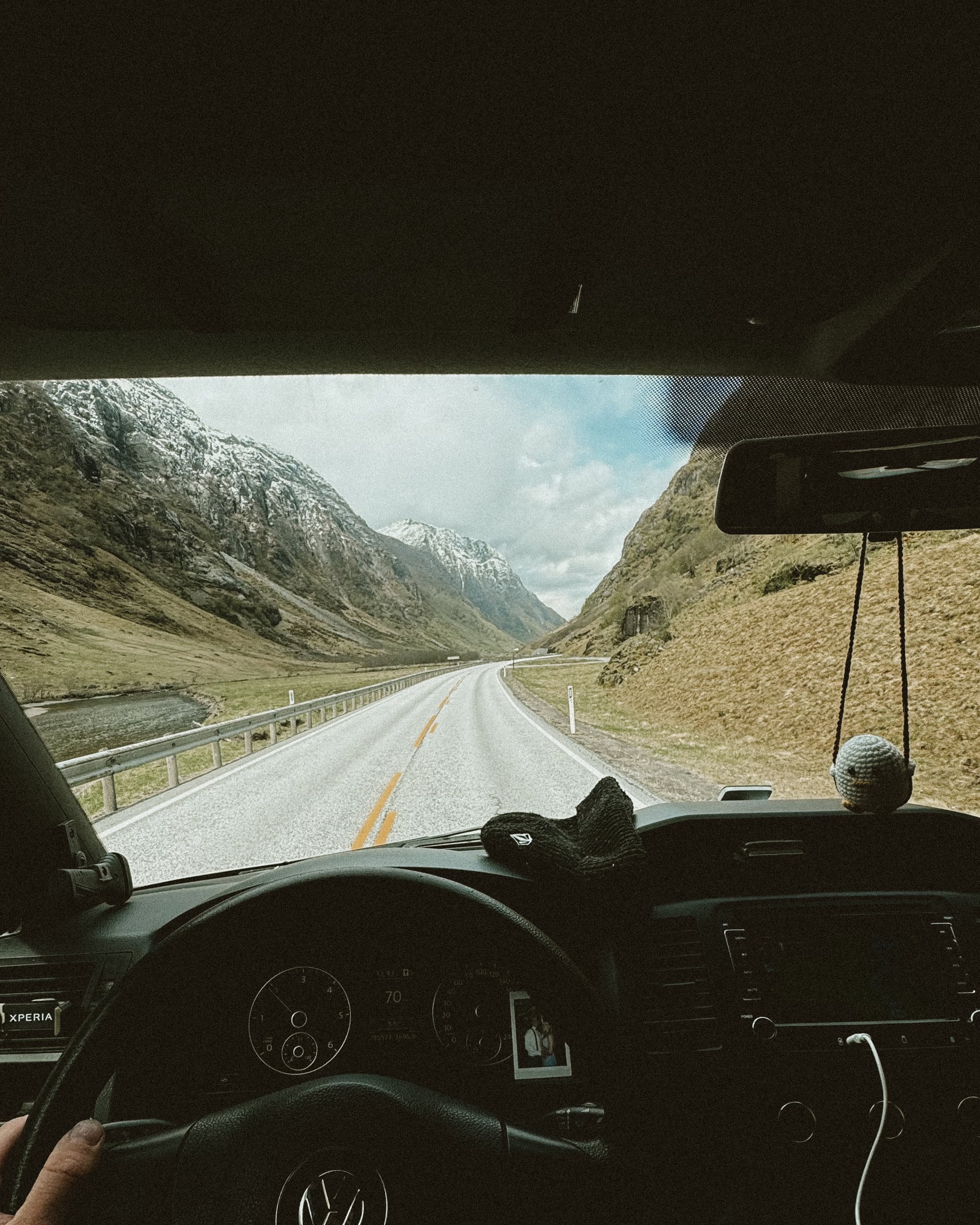 Blick aus dem Bus auf eine Bergstraße im Tal